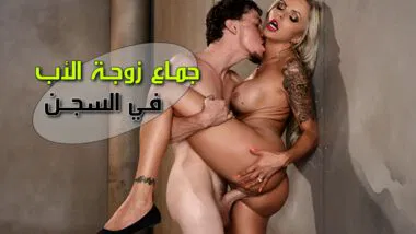 ممارسة جنسية ساخنة مع زوجة الاب ناضجة من أجل إخراجها من السجن