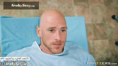 مشهد نادر للممرضة الممحونة المحترفة تعجب بي قضيب جون المريض أثناء خروج طبيب من الغرفة سكس مترجم